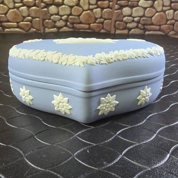 VINTAGE WEDGWOOD BLUE JASPERWARE HEART SHAPED TRINKET BOX NEOCLASSICAL DESIGN - Picture 4 of 13